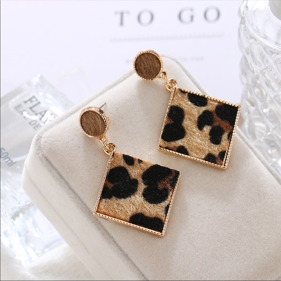 Fashion Jewelry Jewelry - Statement earrings in gold with leopard calf hair